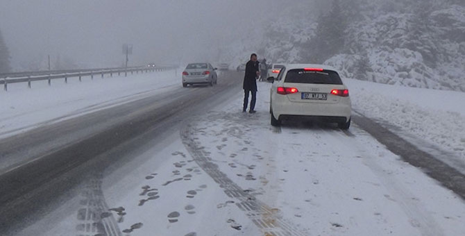 Konya'da yoğun kar ve tipi nedeniyle karayolu trafiğe kapandı