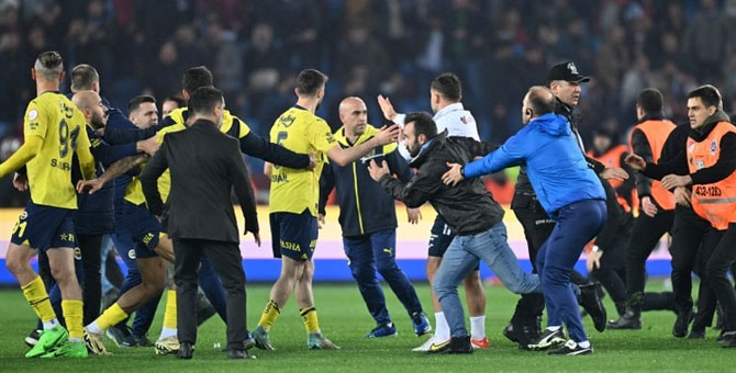 Taraftarlar sahaya girdi, Fenerbahçeli futbolculara saldırdı