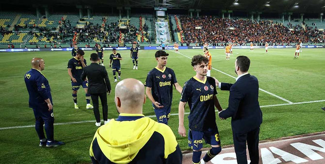 Olaylı Süper Kupa: Maç başladı, Fenerbahçe sahadan çekildi