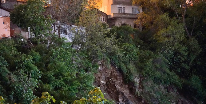 Gaziosmanpaşa'da toprak kayması: Evler boşaltıldı