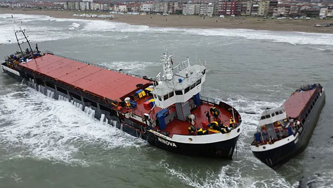 Sakarya’da fırtına nedeniyle karaya oturan gemide kurtarma operasyonu