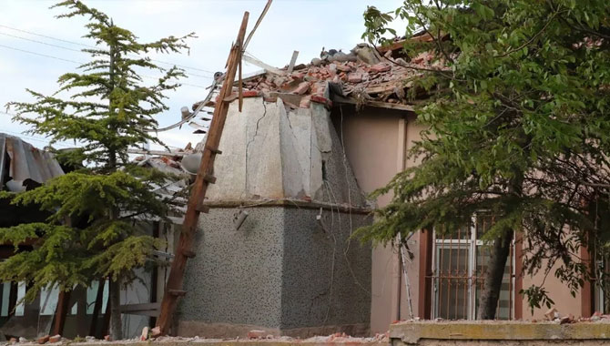 Eskişehir'de yıldırım felaketi: Caminin minaresi yıkıldı, elektrik sayaçları patladı