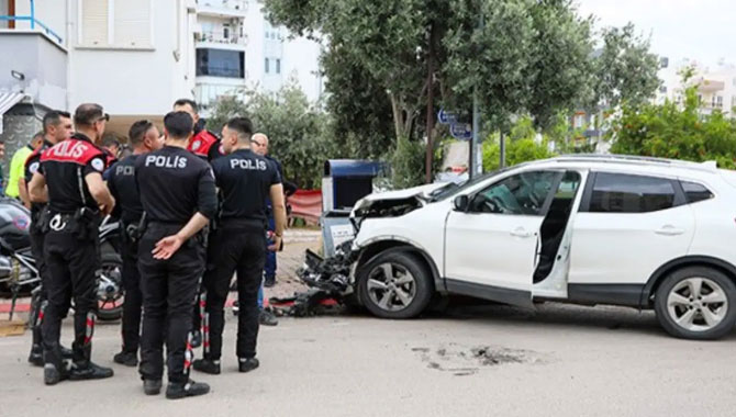 Antalya'da polis motosikleti ile otomobil çarpıştı: 2'si polis, 3 yaralı