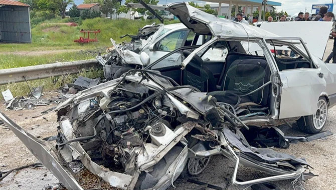 Kırıkkale'de iki otomobil çarpıştı: Aynı aileden 1'i çocuk 3 kişi öldü