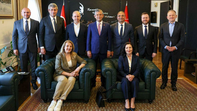 İBB CHP Grubu TBMM'de Özgür Özel'in grup toplantısına katıldı