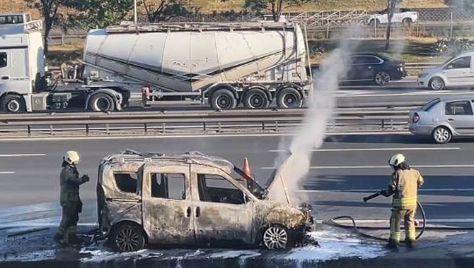 Esenyurt'ta seyir halindeki araç alev alev yandı