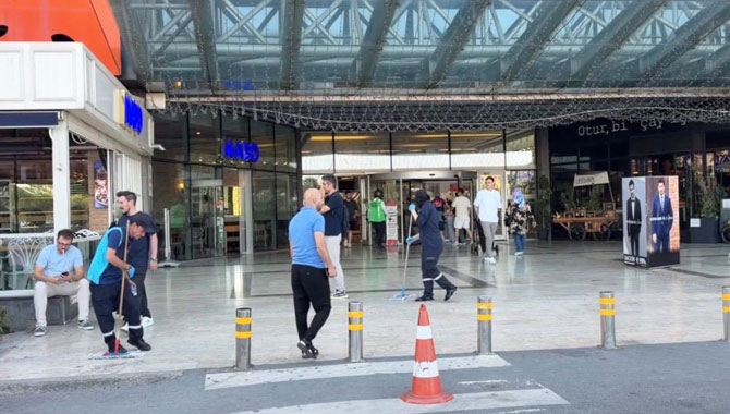 İstanbul'da AVM'deki kafeye silahlı saldırı: Yaralılar var!