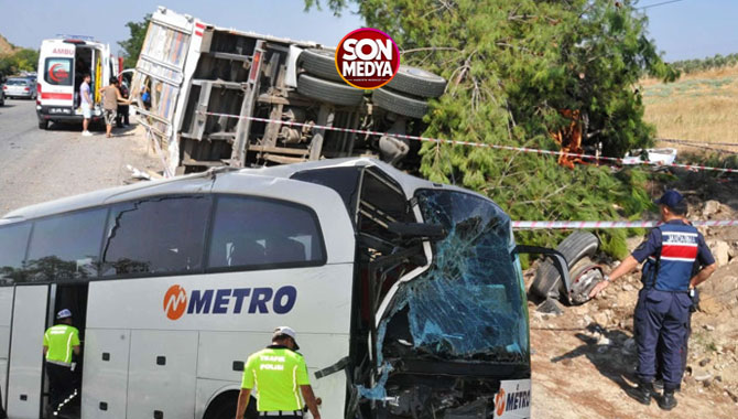 Manisa'da yolcu otobüsü kamyona çarptı: 1 ölü, 7 yaralı