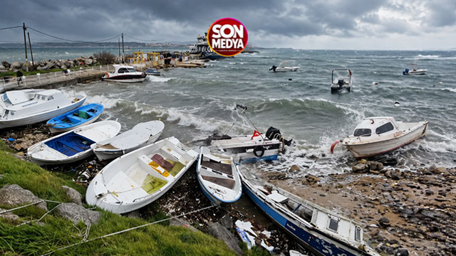 Çanakkale'de fırtına nedeniyle çok sayıda tekne kıyıya vurdu