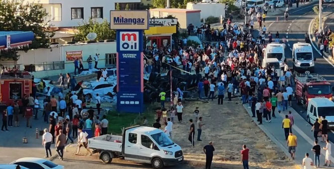Mardin'de TIR kalabalığın arasına daldı: 19 ölü, 26 yaralı