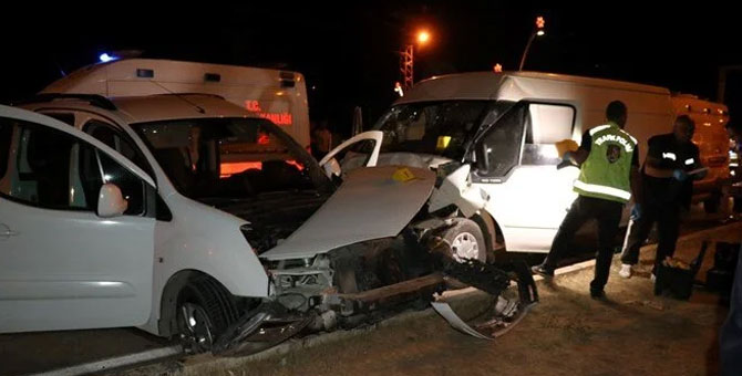 Van'da kaçak göçmen minibüsü kamyonete çarptı: Ölü ve yaralılar var