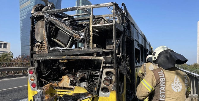 Beşiktaş'ta seyir halindeki İETT otobüsü alev alev yandı