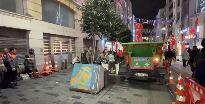 İBB ekipleri İstiklal Caddesi'ndeki ağaçları kaldırmaya başladı