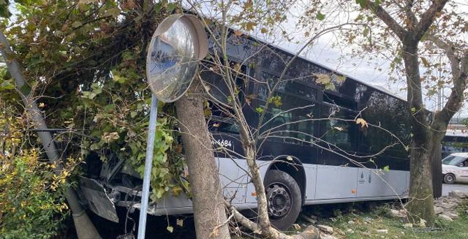Kadıköy'de metrobüs yoldan çıktı, belediyenin duvarına çarptı