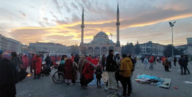 Düzce'de 5.9 büyüklüğünde deprem: İstanbul ve birçok ilde hissedildi