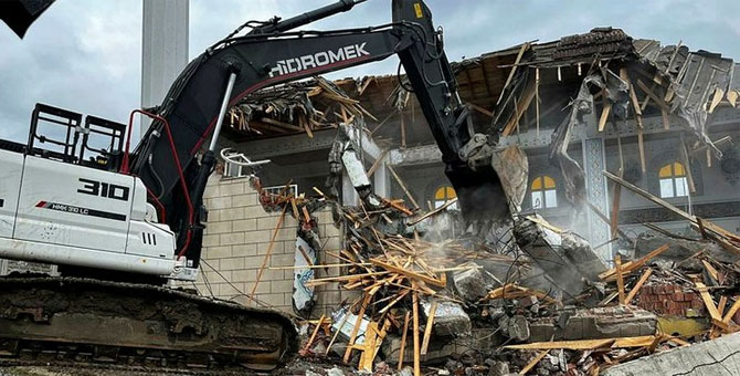 Düzce'de ağır hasarlı 478 binanın yıkımına başlandı