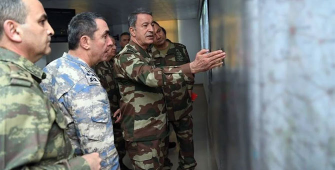 Milli Savunma Bakanı Akar ve komuta kademesi Suriye sınırında