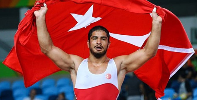 Dünya Güreş Birliği seçti: Taha Akgül 2022'nin 'en iyi'si