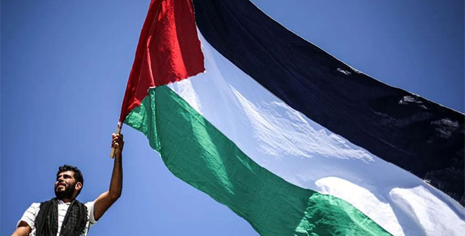 İsrail, kamuda Filistin bayrağı asılmasını yasakladı