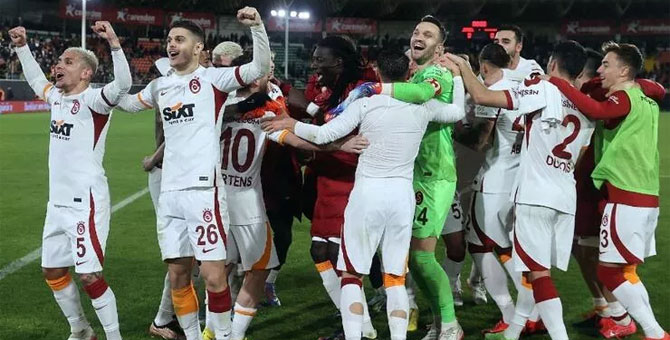 Kupada Galatasaray, Alanyaspor'u Nelsson ve Mertens'le geçti