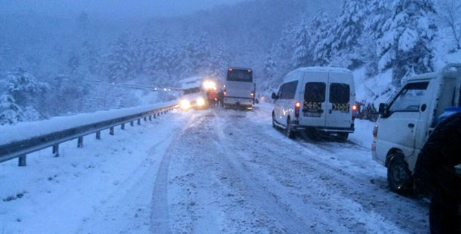 Uludağ'da şiddetli kar yağışı yolu kapattı