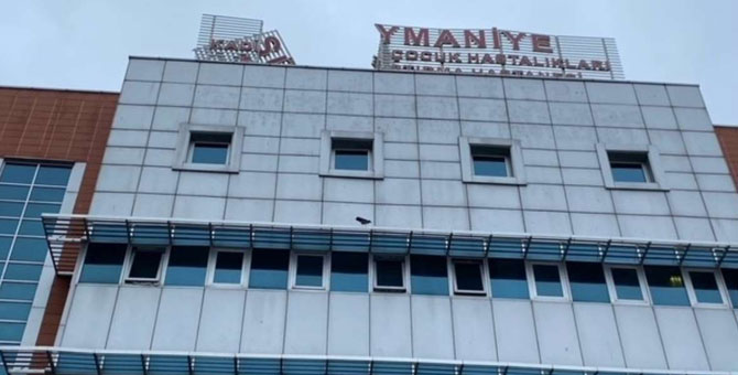 Zeytinburnu'nda fırtına hastane tabelasını parçaladı