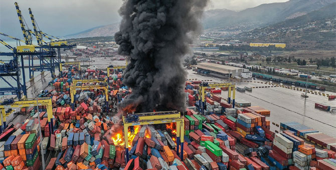 Depremlerin ardından İskenderun Limanı'nda yangın