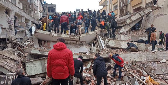 Rusya'dan 50 kurtarma personeli ve 11 doktor Türkiye'ye geliyor