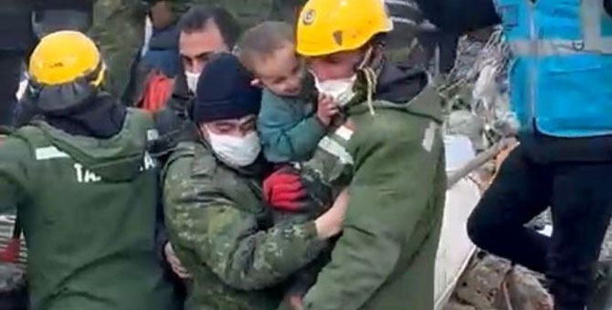 2 yaşındaki çocuk tam 159 saat sonra enkazdan sağ çıkarıldı