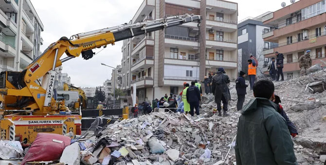 Deprem bölgesinde yıkılan binalarla ilgili 131 kişi tutuklandı