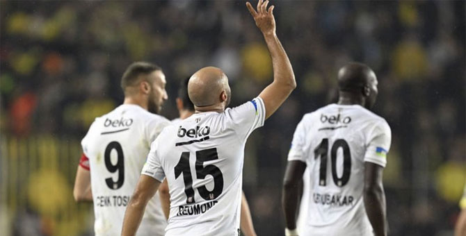 Beşiktaş 10 kişiyle Fenerbahçe'yi Kadıköy'de dağıttı