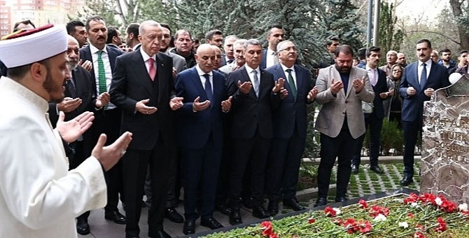 Erdoğan'dan, ölüm yıldönümünde Alparslan Türkeş'in kabrine ziyaret