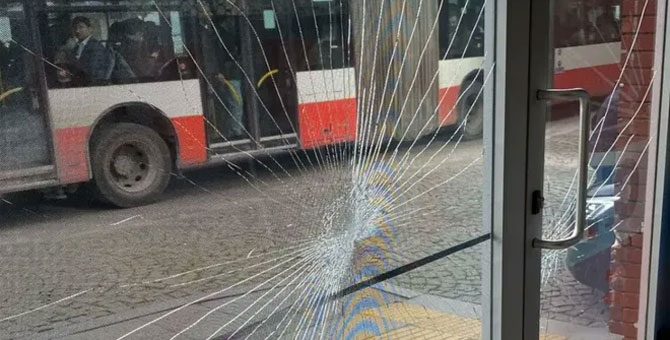 İzmir'de bir kişi CHP seçim bürosuna taşlı saldırı düzenledi