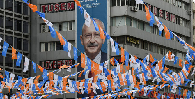 Yasağın ardından İstanbul'da bayrak ve pankartlar toplanıyor