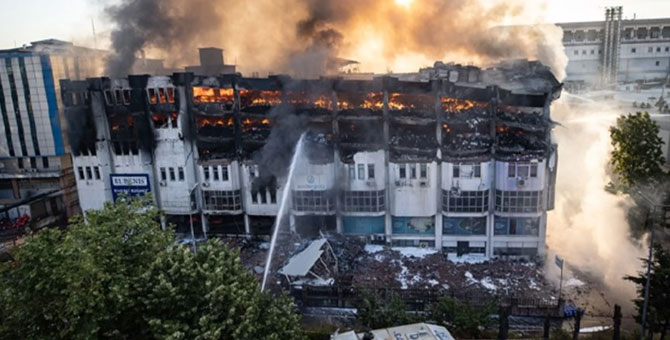 Başakşehir'de 4 gündür süren fabrika yangını nihayet söndürüldü