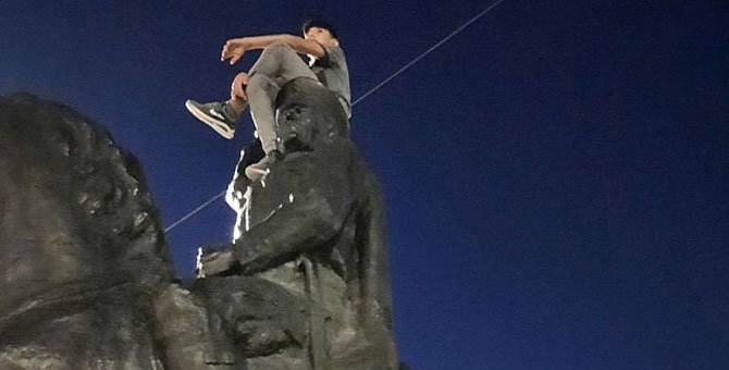 Atatürk heykelinin üzerine çıkan Suriyeli çocuk gözaltına alındı