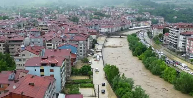 Zonguldak sele teslim: Trafolar su altında, acil servisler devre dışı
