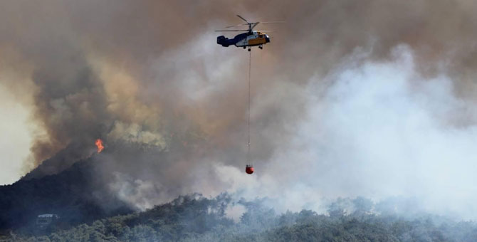 Hatay ve Çanakkale'deki yangınlara havadan ve karadan müdahale