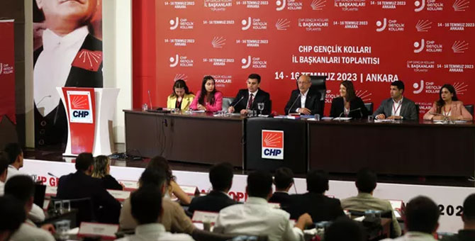 Kılıçdaroğlu, gençlik kolları il başkanlarıyla buluştu