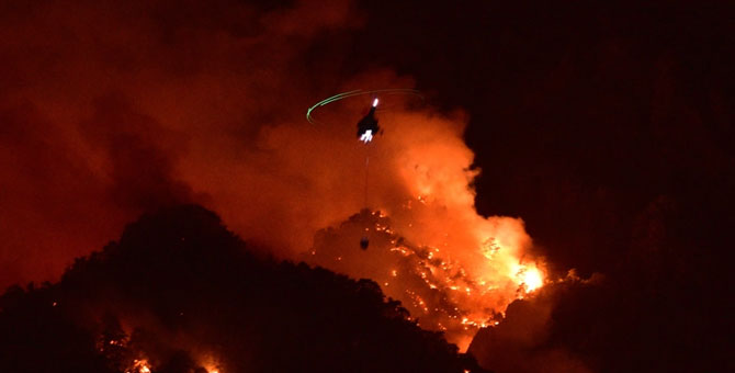 Kemer'deki orman yangınına gece görüşlü helikopterli müdahale