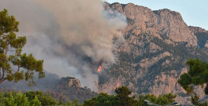 Kemer'de 4 gündür devam eden orman yangını kontrol altında