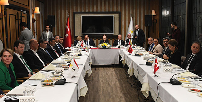 Meral Akşener, divan üyeleri ve milletvekilleriyle buluştu