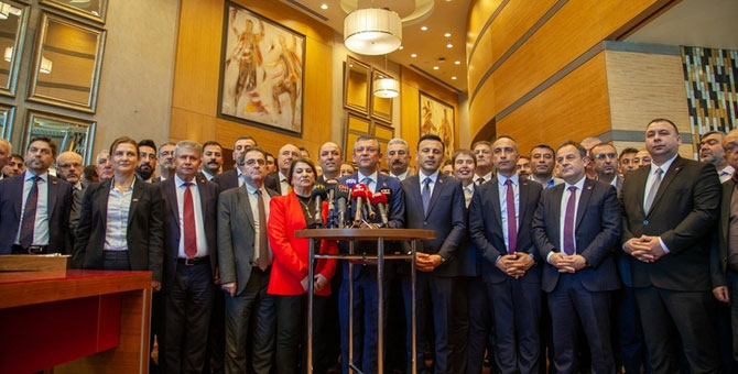 CHP'nin yeni lideri Özgür Özel, il başkanlarıyla bir araya geldi