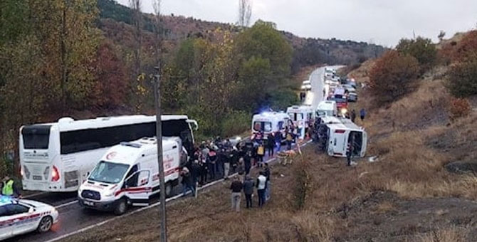 Yolcu otobüsü cenazeye giderken kontrolden çıktı: 27 yaralı