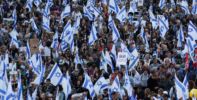 Binlerce İsrailli Netanyahu'yu protesto etti