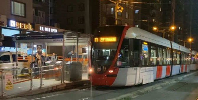 İstanbul Zeytinburnu'nda tramvaya taşlı saldırı