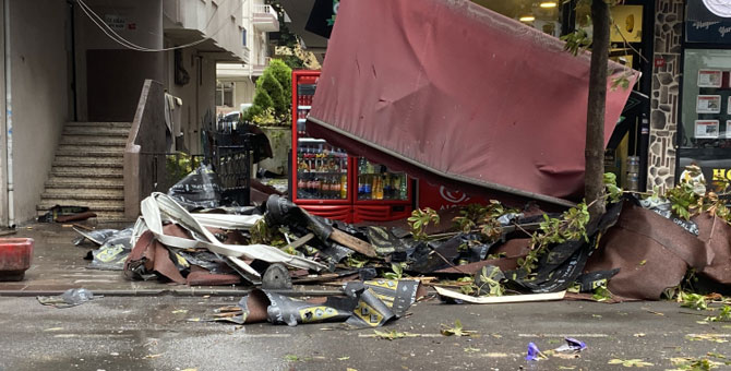 İstanbul'da çatılar uçtu, ağaçlar devrildi, 1 kişi yaşamını yitirdi