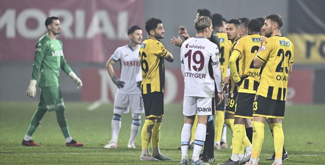 Trabzonspor 2-1 öne geçti, İstanbulspor sahadan çekildi