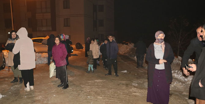 Hakkari'de korkutan depremler: Halk sokağa döküldü