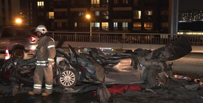 İstanbul'da feci kaza: İki otomobil çarpıştı: 4 ölü